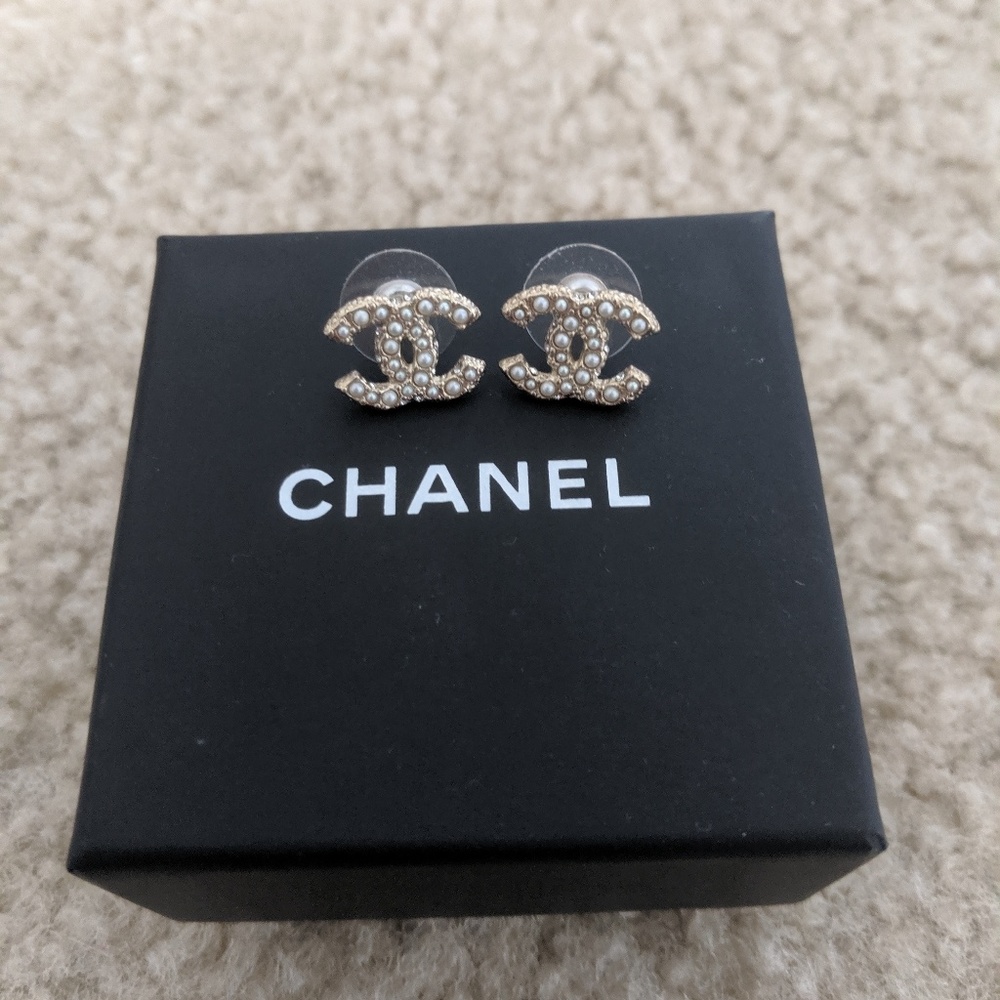 Chanel turnlock pearl earrings